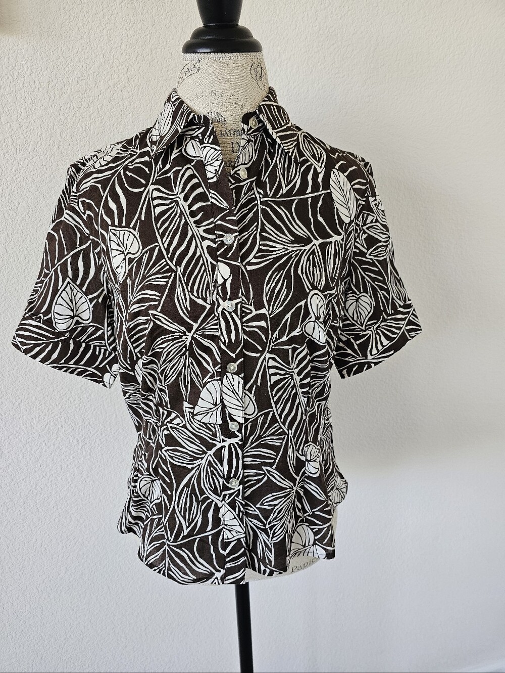 Jones New York Signature Brown & White Tropical Leaf Print Button Down – Size M